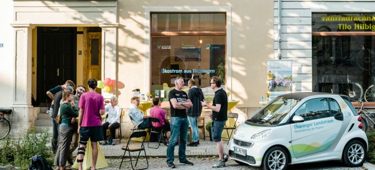 Zahlreiche Menschen stehen vor dem neuen Geschäft in der Steubenstraße 22 in Weimar